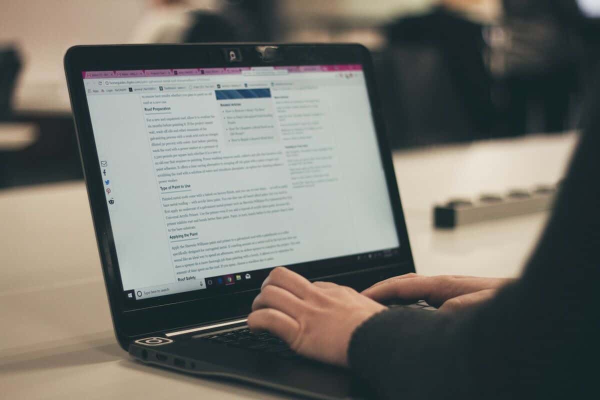 Développeurs au travail sur un projet