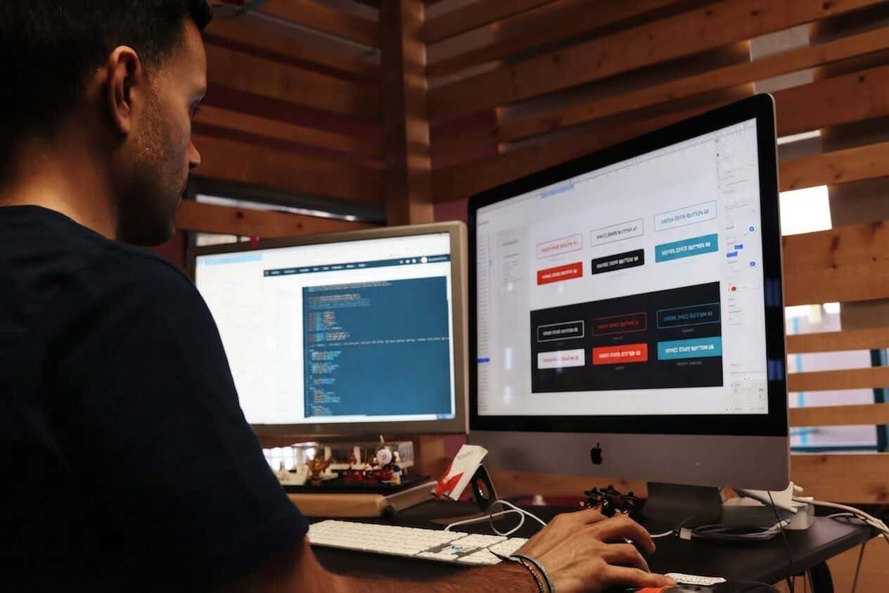 Équipe de développeurs au travail sur leurs postes