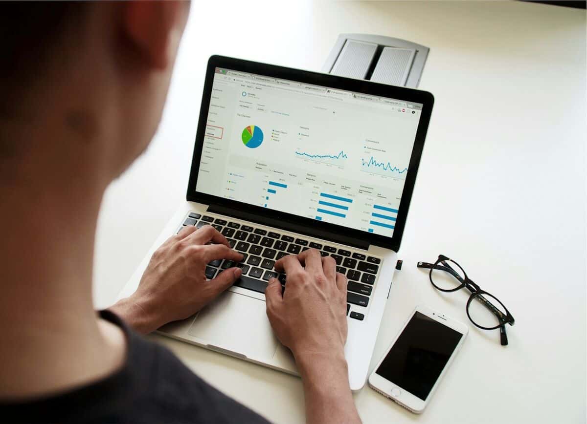 Équipe travaillant sur un outil de gestion