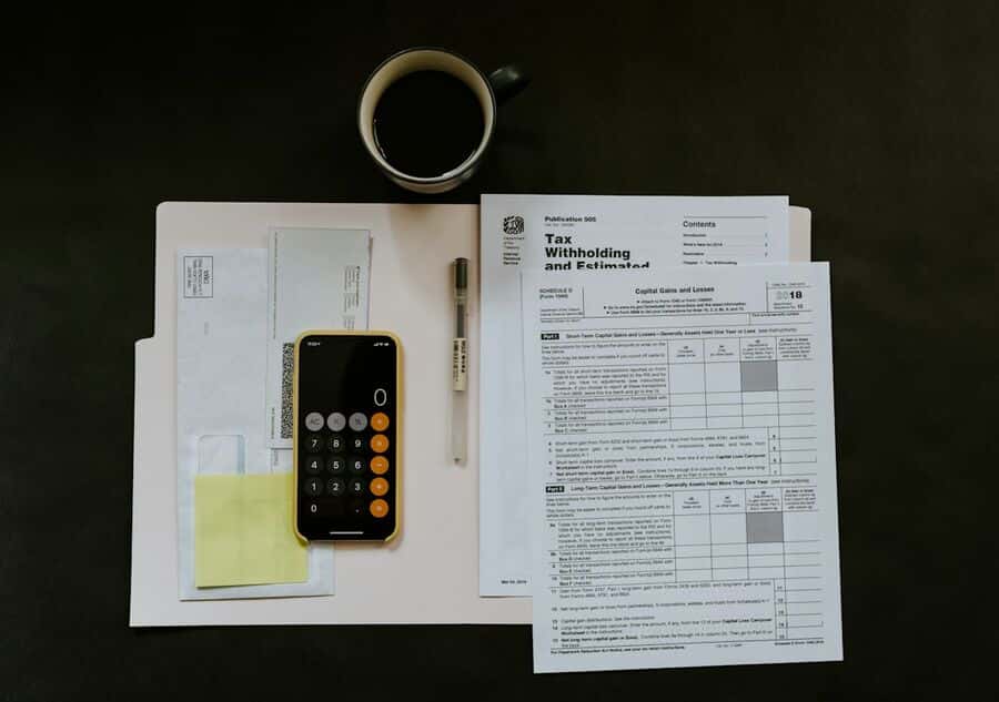 Pièces comptables et calculatrice sur un bureau