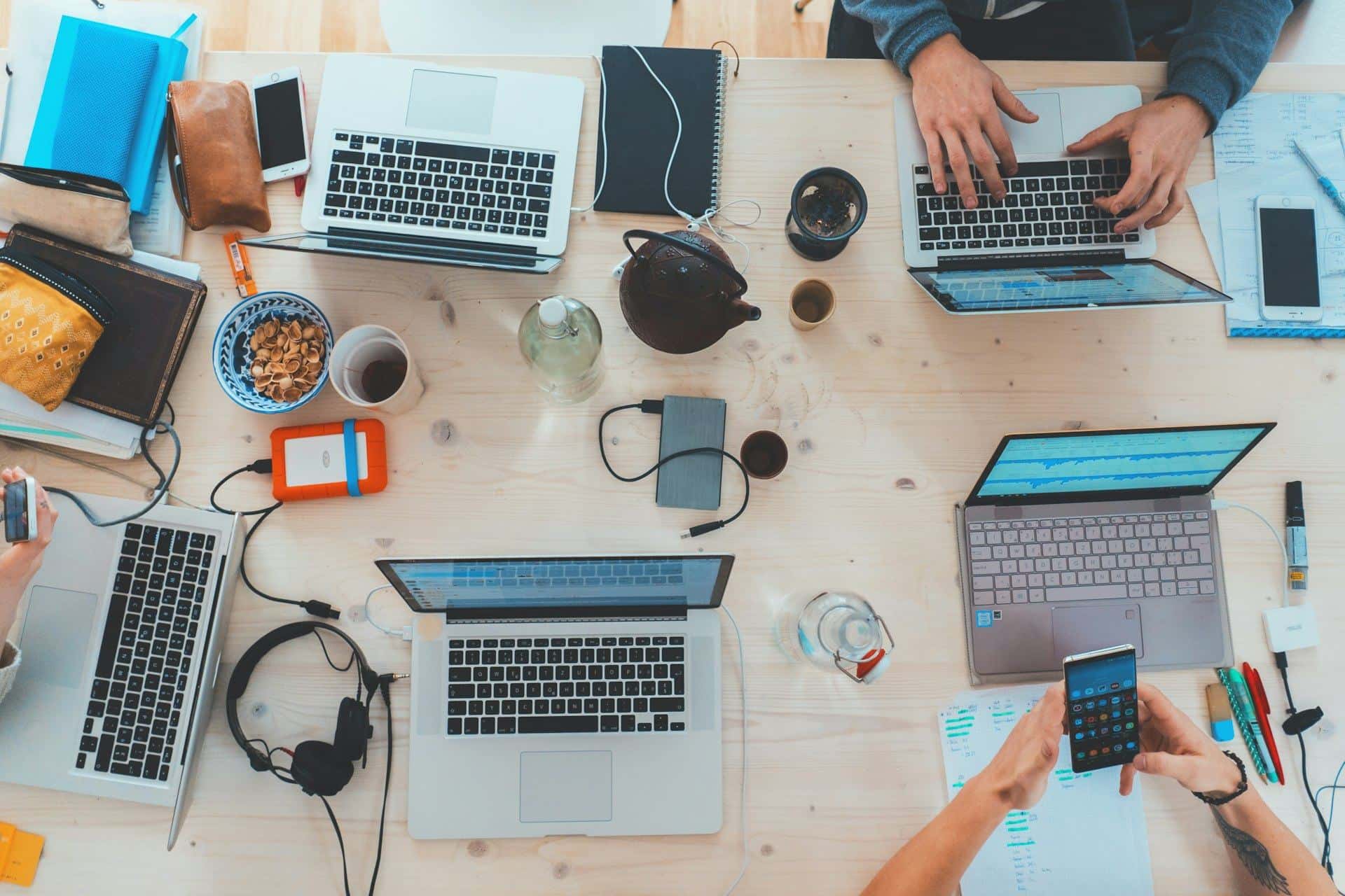 Plan de travail avec ordinateurs et documents