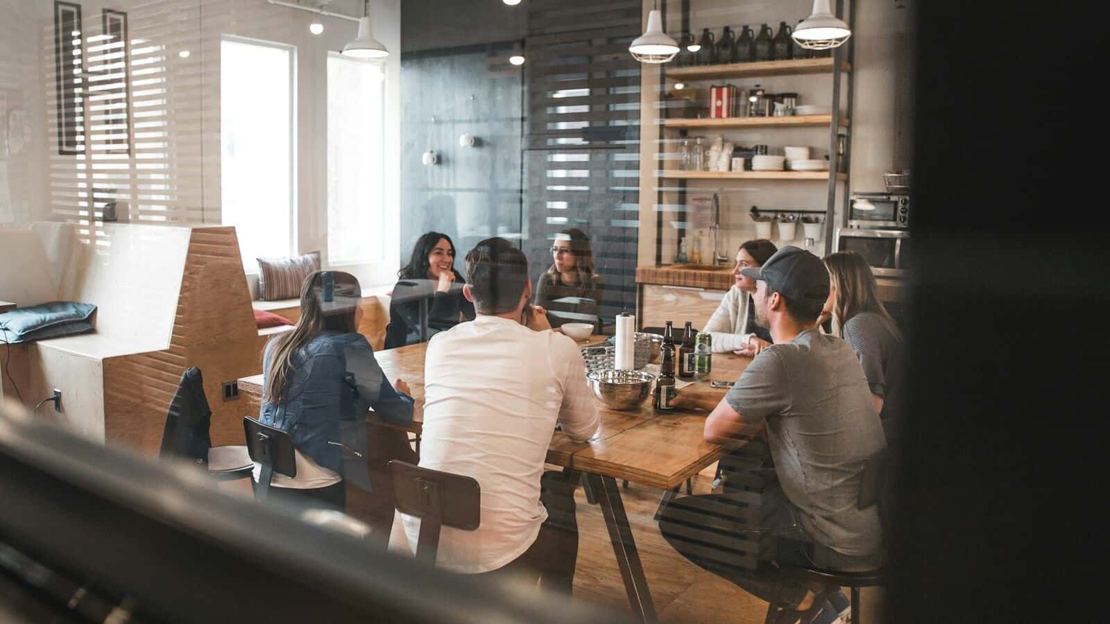 Équipe en session de travail collaboratif