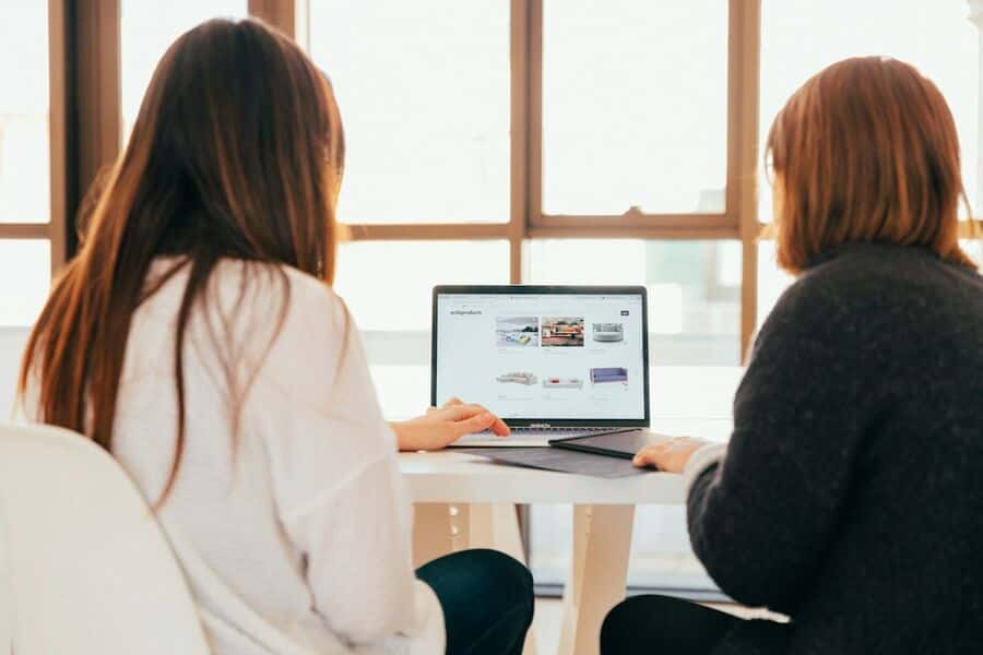 Audit de présence en ligne devant un ordinateur portable