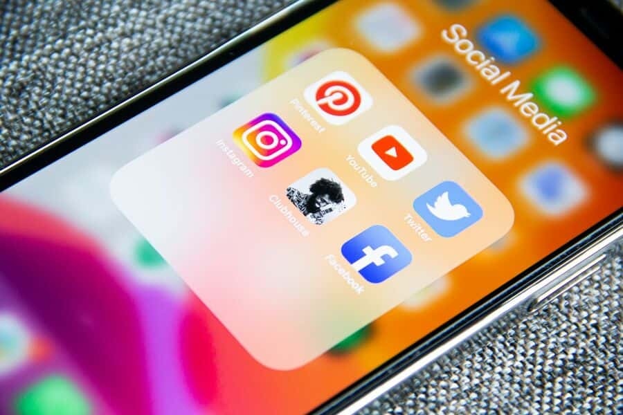 Réseaux sociaux ouverts sur une tablette
